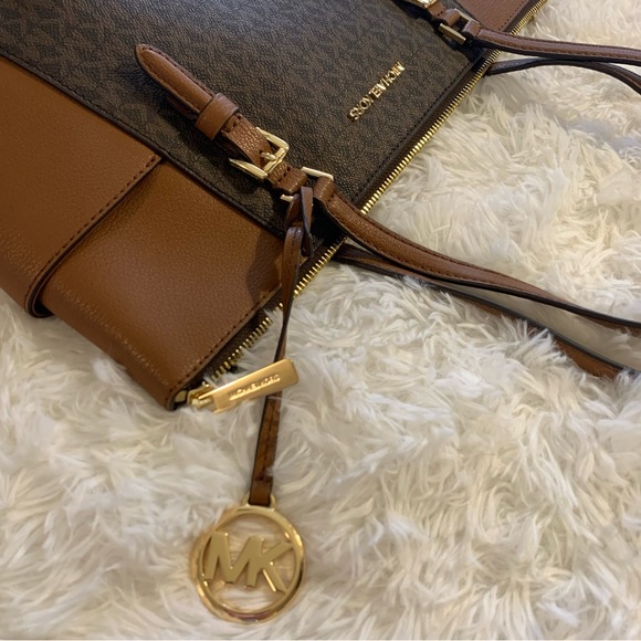 Michael Kors Large Zip-Top Bag, Never Used - Picture 4 of 14